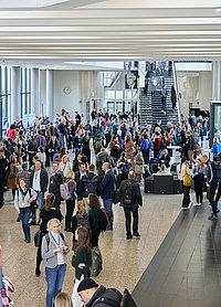 Foto vom Foyer des Henry-Ford-Baus beim Kongress 2025